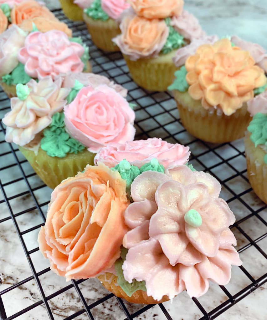 Buttercreme-Blumen-Cupcakes dekorieren Anleitung einfach für Anfänger