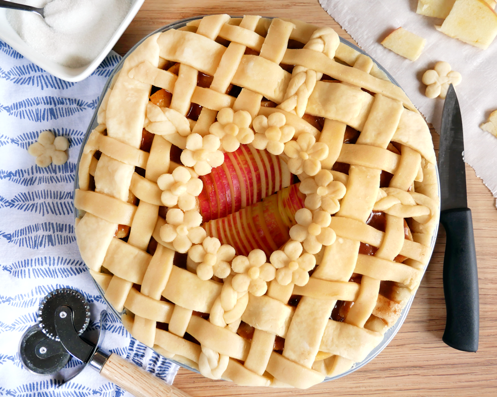 How to make the best pie crust! An easy, simple tutorial that is backed by science to create a flaky, buttery pie crust - no soggy bottoms here!